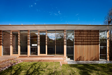 Esempio della facciata di una casa moderna con rivestimento in legno