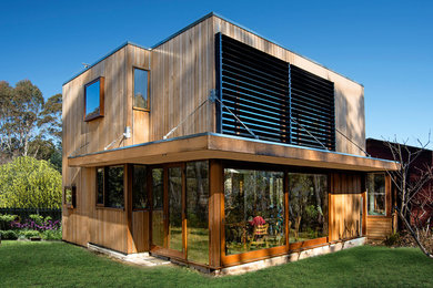 Свежая идея для дизайна: двухэтажный, деревянный, маленький дом в современном стиле для на участке и в саду - отличное фото интерьера