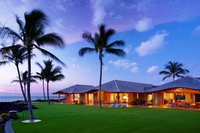 ハワイにあるラグジュアリーなトロピカルスタイルのおしゃれな家の外観の写真
