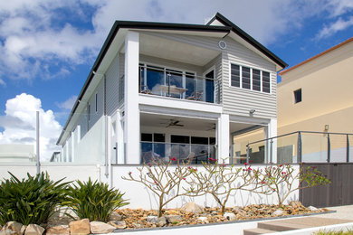 Immagine della villa beige contemporanea a due piani di medie dimensioni con rivestimenti misti