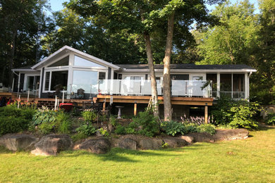 Foto de fachada de casa gris rústica de tamaño medio de una planta con revestimiento de vinilo, tejado a dos aguas y tejado de teja de madera