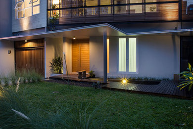 Imagen de fachada blanca moderna de tamaño medio de dos plantas con revestimiento de madera y tejado a dos aguas