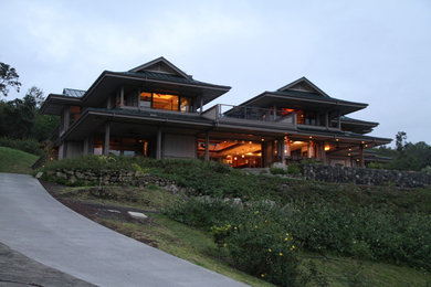 ハワイにあるアジアンスタイルのおしゃれな家の外観の写真