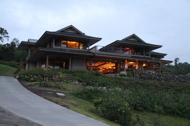 Design ideas for a world-inspired house exterior in Hawaii.