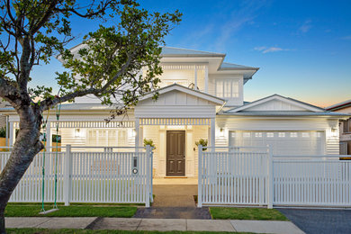 Großes, Zweistöckiges Maritimes Einfamilienhaus mit Faserzement-Fassade, weißer Fassadenfarbe, Satteldach und Blechdach in Brisbane