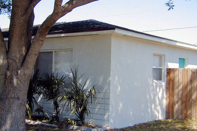 Example of a mid-sized white one-story exterior home design in Tampa