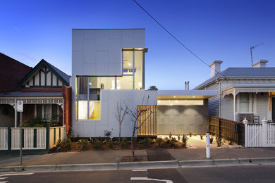 Идея дизайна: маленький, двухэтажный, серый дом в стиле модернизм с плоской крышей для на участке и в саду