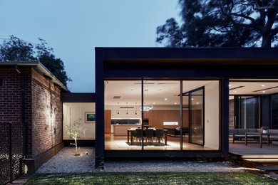 Mittelgroßes, Einstöckiges Modernes Einfamilienhaus mit Mix-Fassade, schwarzer Fassadenfarbe und Flachdach in Adelaide