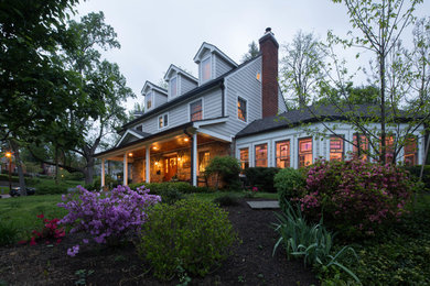 Foto de fachada beige de estilo americano de tamaño medio de dos plantas con revestimiento de aglomerado de cemento y tejado a dos aguas