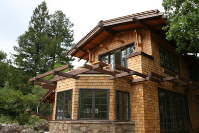 Inspiration pour une grande façade de maison marron craftsman en bois à un étage avec un toit en shingle.