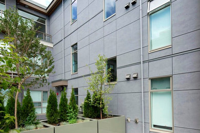 バンクーバーにあるコンテンポラリースタイルのおしゃれな家の外観 (コンクリート繊維板サイディング) の写真