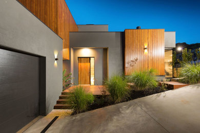 Идея дизайна: большой, двухэтажный, деревянный, серый частный загородный дом в стиле модернизм с плоской крышей и металлической крышей