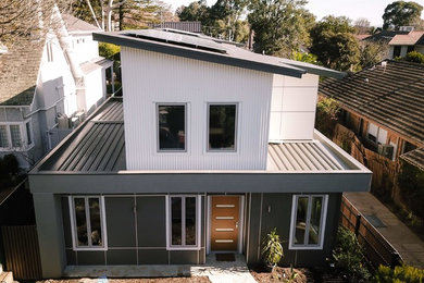 Idéer för funkis bruna hus, med två våningar, platt tak och tak i metall