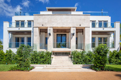 Foto de fachada beige actual de dos plantas con tejado plano