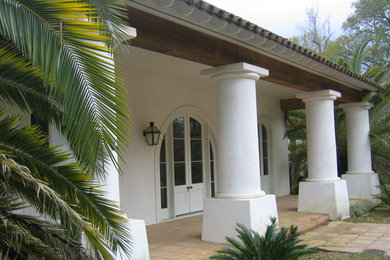 Diseño de fachada blanca tradicional renovada grande con revestimiento de estuco