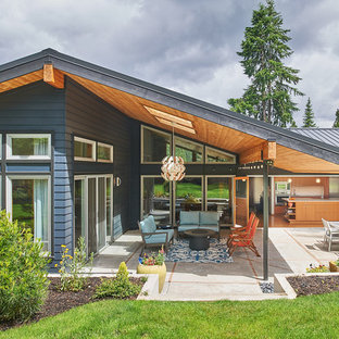 Mittelgroßes, Einstöckiges, Graues Retro Einfamilienhaus mit Satteldach und Blechdach in Seattle