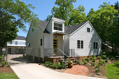 Cette photo montre une façade de maison blanche tendance de taille moyenne et de plain-pied avec un toit à deux pans et un toit en shingle.