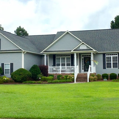 Example of a mid-sized classic gray one-story vinyl exterior home design in Other with a shingle roof