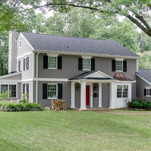 Классический Фасад дома by Cushing Custom Homes, Inc.