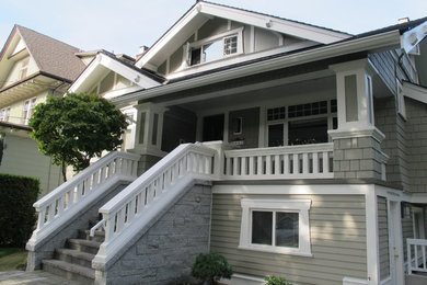 Imagen de fachada de casa gris de estilo americano de tamaño medio de dos plantas con revestimiento de madera, tejado a dos aguas y tejado de teja de madera