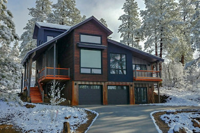 Imagen de fachada de casa multicolor contemporánea de tamaño medio de tres plantas con revestimiento de metal, tejado a dos aguas y tejado de teja de madera