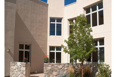Imagen de fachada de casa beige contemporánea grande de dos plantas con tejado plano y revestimiento de estuco