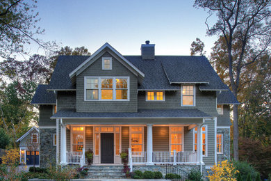Foto de fachada de casa gris clásica grande de dos plantas con revestimientos combinados, tejado a dos aguas y tejado de teja de madera