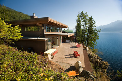 Mittelgroße, Zweistöckige Moderne Holzfassade Haus mit brauner Fassadenfarbe in Vancouver