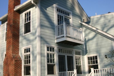 Idée de décoration pour une façade de maison bleue tradition en bois de taille moyenne et à un étage.