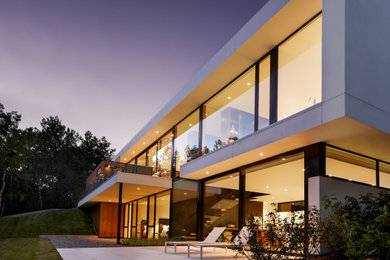 Imagen de fachada de casa blanca contemporánea grande de dos plantas con revestimiento de madera y tejado plano