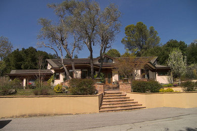 Foto della villa bianca moderna a un piano di medie dimensioni con rivestimenti misti, tetto a padiglione e copertura a scandole