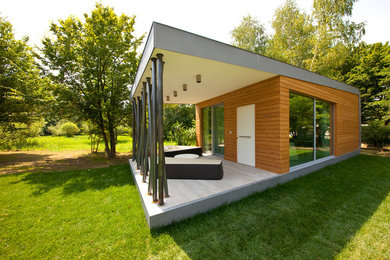 Inspiration pour une petite façade de maison design en bois de plain-pied avec un toit plat.