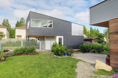 シアトルにある低価格の小さなコンテンポラリースタイルのおしゃれな二階建ての家 (混合材サイディング) の写真