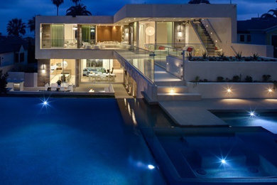 サンディエゴにあるラグジュアリーな巨大なコンテンポラリースタイルのおしゃれな家の外観 (混合材サイディング) の写真