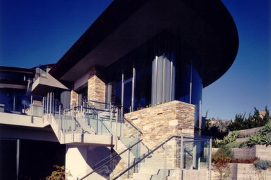 Immagine della facciata di una casa grande contemporanea a due piani con rivestimenti misti e tetto piano