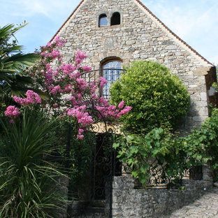 Foto della facciata di una casa rustica con rivestimento in pietra