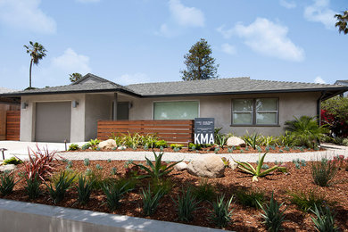 Diseño de fachada de casa gris minimalista de tamaño medio de una planta con revestimiento de estuco, tejado a cuatro aguas y tejado de teja de madera