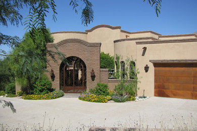Diseño de fachada de casa beige mediterránea grande de una planta con revestimientos combinados y tejado plano