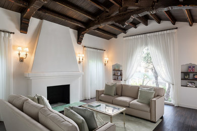 Imagen de fachada de casa blanca mediterránea grande de una planta con revestimiento de estuco y tejado de teja de barro