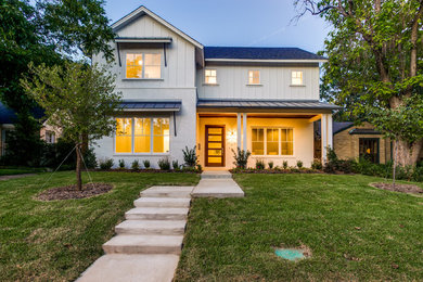 Zweistöckiges, Mittelgroßes Landhausstil Haus mit weißer Fassadenfarbe, Mix-Fassade, Satteldach und Blechdach in Dallas