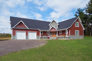 Imagen de fachada de casa roja clásica grande de dos plantas con revestimientos combinados, tejado a dos aguas y tejado de teja de madera