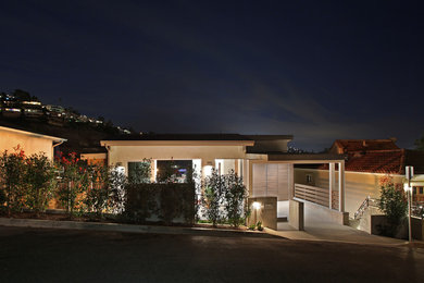 Kleines, Dreistöckiges Modernes Einfamilienhaus mit Putzfassade, weißer Fassadenfarbe und Flachdach in Orange County