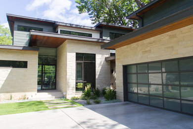 Diseño de fachada de casa multicolor actual de tamaño medio de dos plantas con revestimientos combinados y tejado plano
