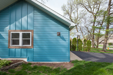 Ejemplo de fachada de casa azul ecléctica grande de una planta con revestimiento de madera, tejado a dos aguas y tejado de teja de madera