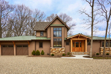 Diseño de fachada de casa marrón rural de tamaño medio de dos plantas con revestimiento de aglomerado de cemento, tejado de metal y tablilla