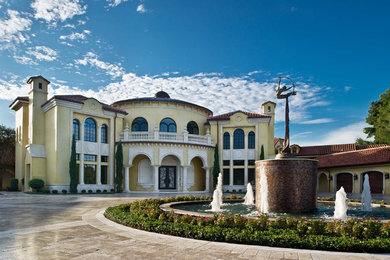 Mediterranes Haus mit gelber Fassadenfarbe in Orlando