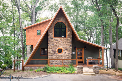 Ispirazione per la facciata di una casa eclettica a due piani con rivestimento in legno