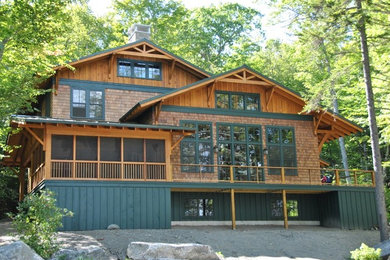 Diseño de fachada de casa marrón de estilo americano de tamaño medio de dos plantas con revestimiento de madera, tejado a dos aguas y tejado de metal