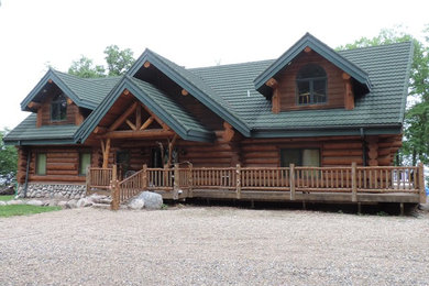 Foto de fachada de casa marrón de estilo americano de tamaño medio de dos plantas con revestimiento de madera y tejado a dos aguas