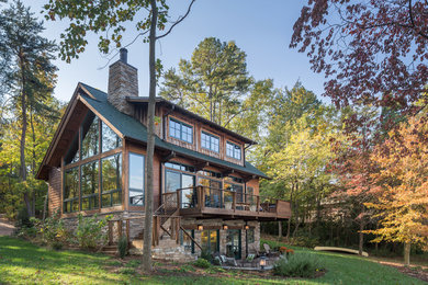 Dreistöckiges Rustikales Haus mit brauner Fassadenfarbe, Satteldach und Schindeldach in Charlotte